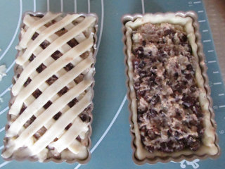 9、莲蓉红豆派,把做好的莲蓉红豆馅放入，我喜欢馅多的，放的满满的馅。然后把多余的酥皮切成条，装饰表面