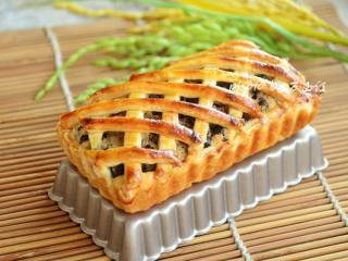 11、莲蓉红豆派,烤好的派，脱模