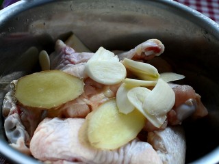 1、辣酱炸鸡,将鸡翅、翅根洗干净，放上蒜片、姜片