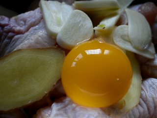 2、辣酱炸鸡,加入一个鸡蛋黄