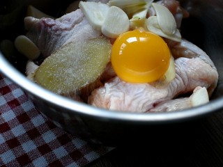 3、辣酱炸鸡,再撒入一勺盐