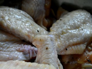 5、辣酱炸鸡,搅拌均匀，腌制1小时