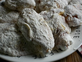 7、辣酱炸鸡,裹好后放在盘中备用