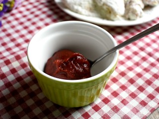 8、辣酱炸鸡,调个酱汁:放入4勺韩式辣酱