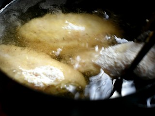 13、辣酱炸鸡,油温7成热左右，下入鸡翅、翅根