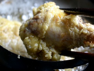 14、辣酱炸鸡,炸个8分钟左右先捞出来。然后在复炸2分钟左右即可捞出