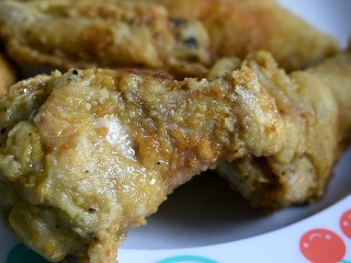 15、辣酱炸鸡,捞出来放盘中备用