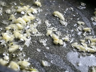 16、辣酱炸鸡,锅中留底油，爆香蒜末