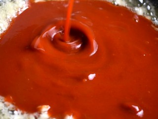 17、辣酱炸鸡,倒入调好的酱汁