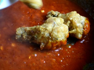 18、辣酱炸鸡,酱汁炒至起小泡泡后，倒入炸好的鸡翅、翅根