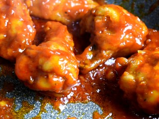 19、辣酱炸鸡,使其均匀蘸裹上酱汁