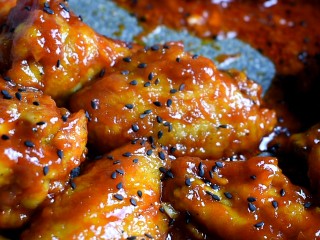 20、辣酱炸鸡,然后稍稍翻炒几下，最后出锅前撒上一些黑芝麻就大功告成啦