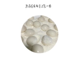 5、圣诞草莓人超级简单做法,汤圆煮熟后在椰蓉里滚一圈。