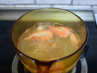 4、沙茶面,用水煮五分钟虾