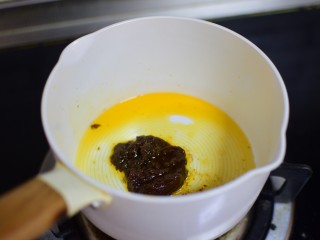 5、沙茶面,锅中油热加两勺沙茶酱，炒匀