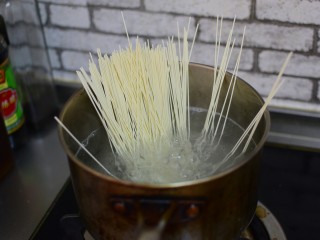 8、沙茶面,水开煮面条，面条煮熟后过两遍凉水。再把面条加入碗中
