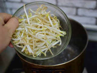 10、沙茶面,在用煮面条的水煮一下豆芽