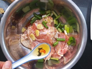 5、照烧鸡腿饭,然后加一勺料酒，一勺蜂蜜，一勺生抽，一些葱段，姜片。