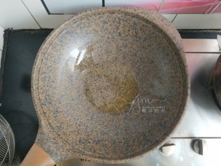 8、照烧鸡腿饭,炒锅内倒油，油比平时炒菜时多一些。