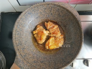 9、照烧鸡腿饭,煎至两面金黄。然后把照烧汁倒进去。