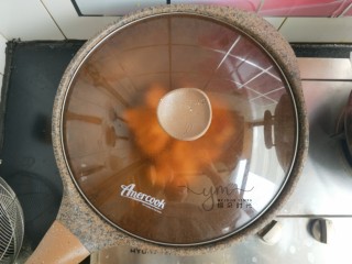 10、照烧鸡腿饭,盖上盖子焖煮10分钟。