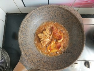 11、照烧鸡腿饭,然后打开锅盖，开大火收汁。