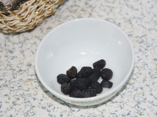 3、冬喝暖饮夏吃冰~黑枣五仁热奶饮,黑枣