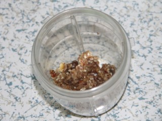 4、冬喝暖饮夏吃冰~黑枣五仁热奶饮,把一半的五仁馅放入料理杯