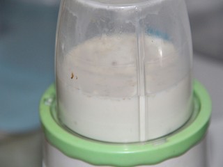 8、冬喝暖饮夏吃冰~黑枣五仁热奶饮,当料理杯搅拌