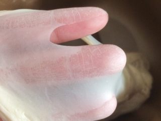 4、香葱培根芝士面包（咸香味）,揉面至面团可以拉出大片透明结实的薄膜，戳破薄膜，洞的边缘光滑即可。