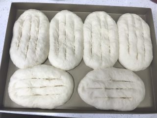 14、香葱培根芝士面包（咸香味）,发酵好以后取出，用刀片在面包中上层竖着划三条。不要划到底。