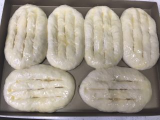 15、香葱培根芝士面包（咸香味）,刷蛋液，此时预热烤箱上下火200度