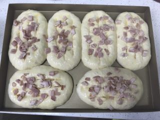 16、香葱培根芝士面包（咸香味）,撒上培根碎