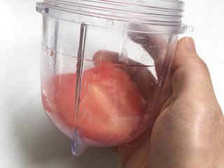 3、鳕鱼米饭披萨,去皮后的番茄放入料理机打泥