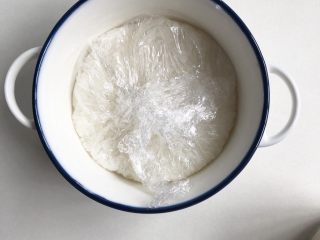 6、鳕鱼米饭披萨,可以放入圆碗内塑形，这样会非常的圆