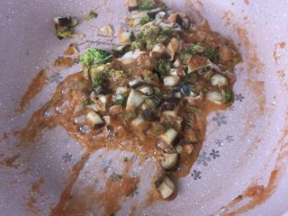 11、鳕鱼米饭披萨,炒至收汁出锅备用