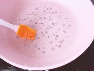 13、鳕鱼米饭披萨,平底锅洗干净，重新刷一层薄油