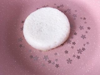 14、鳕鱼米饭披萨,刷蛋液的那一面放入平底锅内