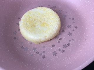 15、鳕鱼米饭披萨,接着刷蛋液在米饭饼的正面，边边角角也要刷，煎30秒翻面再刷，重复两三次即可，让米饭饼裹满蛋液