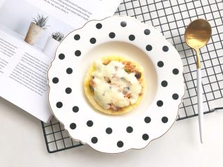 19、鳕鱼米饭披萨,出炉咯，香喷喷的米饭披萨搞定。奶酪也可以用马苏里拉，这样的拉丝会更好