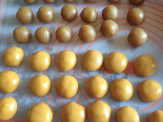 1、蛋黄莲蓉月饼,饼皮：面粉、枧水、月饼糖浆、橄榄油和在一起揉面，揉好后用保鲜膜醒面一小时，然后分成每个剂子20克，搓圆即可。莲蓉也分20克一个搓圆备用