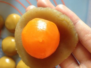 3、蛋黄莲蓉月饼,然后用莲蓉把蛋黄包住就行