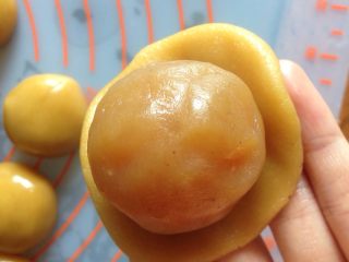 4、蛋黄莲蓉月饼,再接着把月饼皮包莲蓉