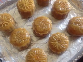 5、蛋黄莲蓉月饼,放入模具压花即可