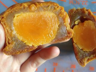 8、蛋黄莲蓉月饼,放冰箱两天回油变软就可以吃了