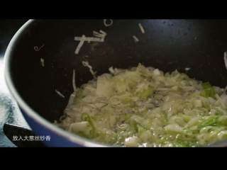 4、韩式炸酱面,油锅中放入姜丝炒香