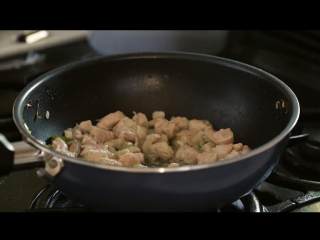 5、韩式炸酱面,加入猪肉，炒至六成熟