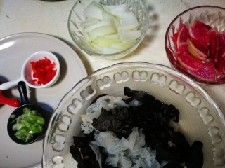 11、炝洋葱拌双耳,食材备齐 将断生的洋葱心里美倒入双耳中