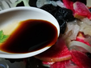 12、炝洋葱拌双耳,加入生抽