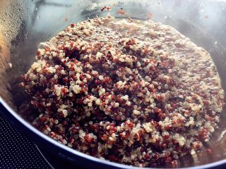 2、健康低卡餐-秘鲁三色藜麦寿司,煮大概15分钟左右的状态